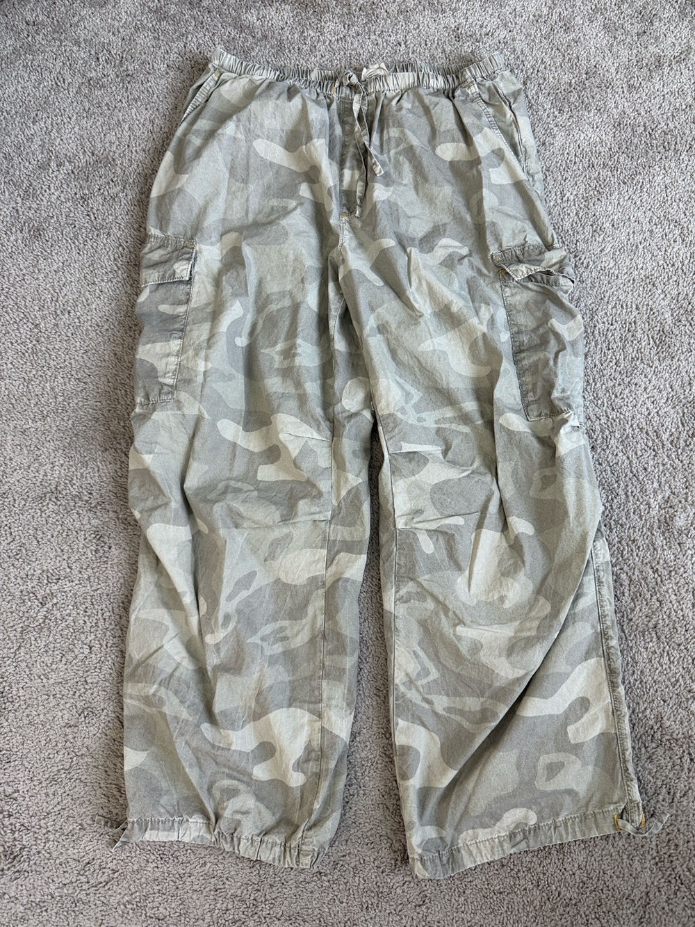 Pilcro Women's Light Gray & Olive Camouflage Cargo Pants